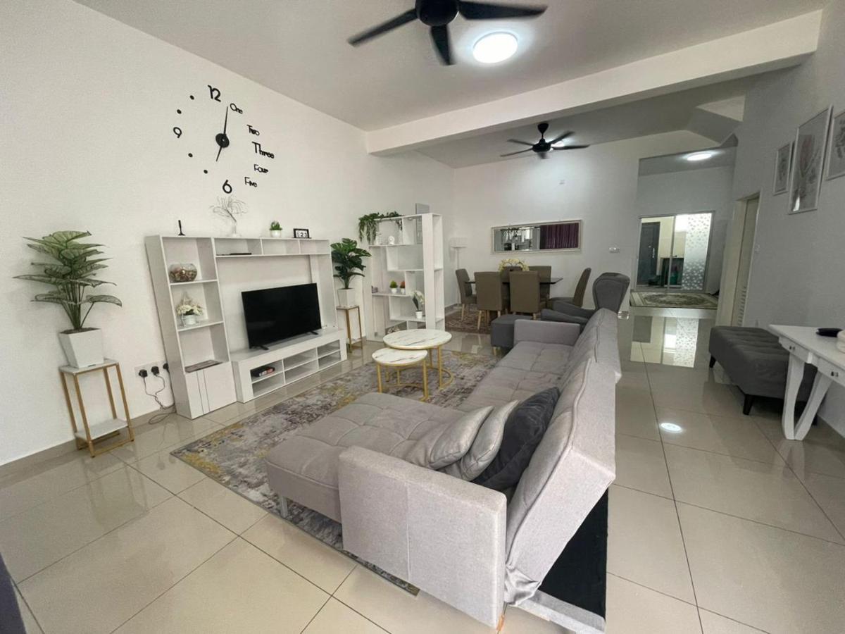 Safiyya Homestay Kluang Buitenkant foto